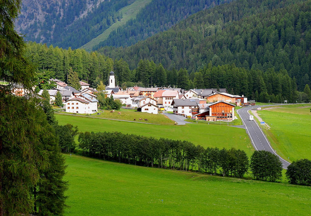 Швейцария маленькая страна. Валь Мюстаир Швейцария. Швейцарская Альпийская деревня. Швейцария Горная деревушка Высокогорная. Горные деревни Швейцарии.
